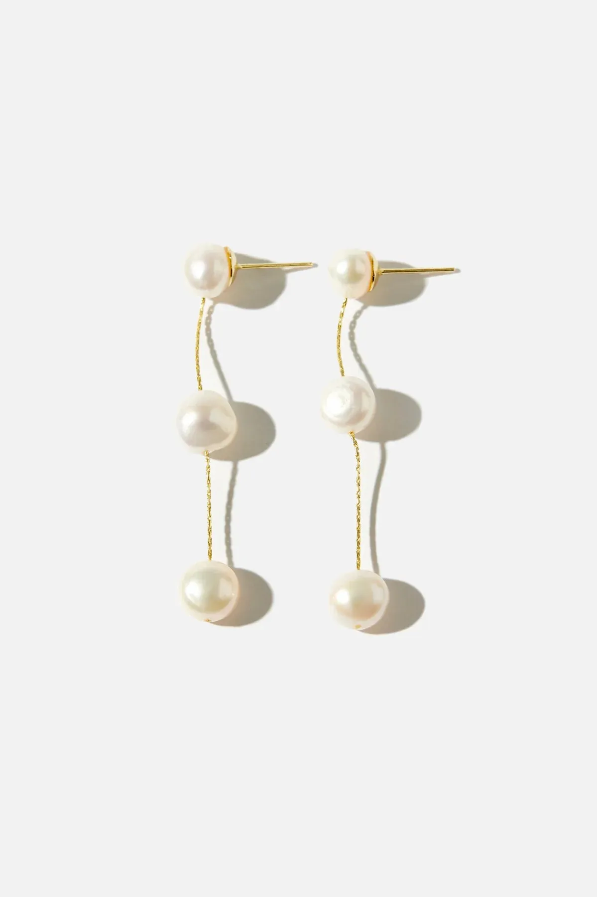 Amélie George FRESHWATER IMOGEN - LONG PEARL CHAIN WEDDING EARRINGS - GOLD